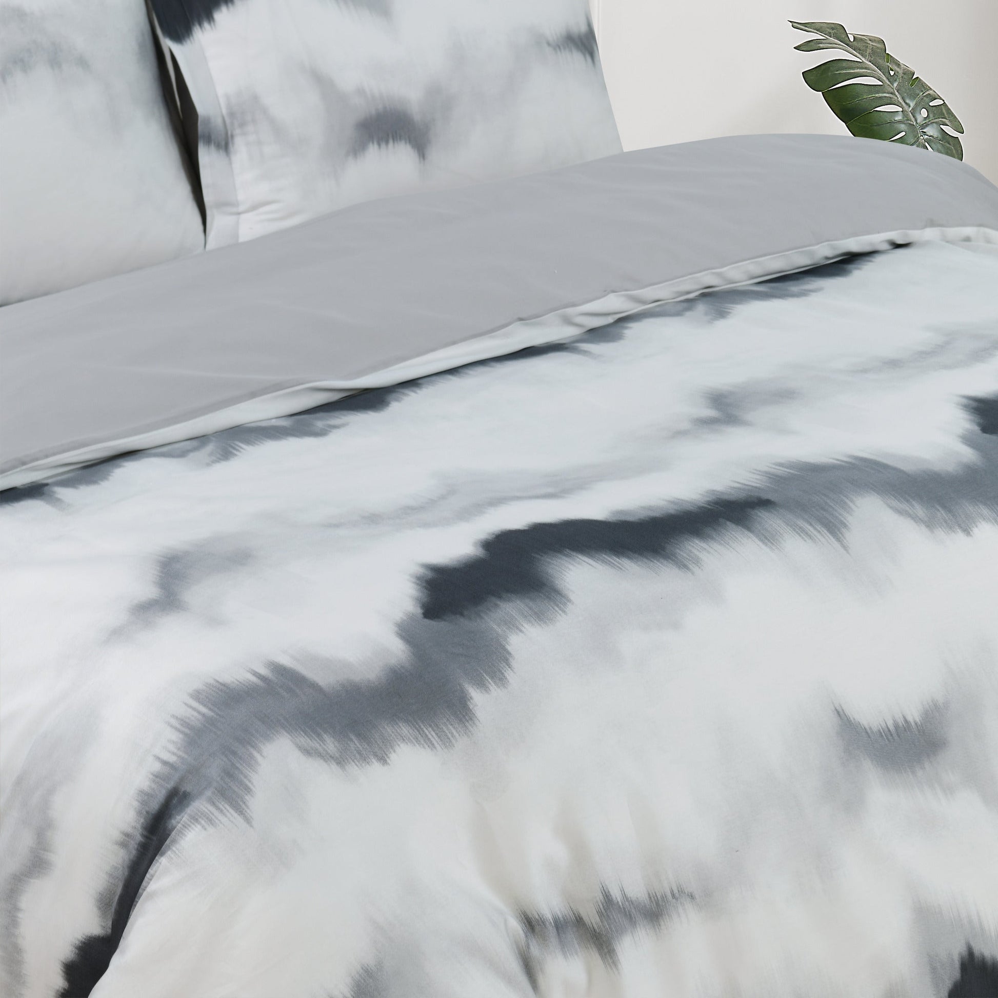 Frosty Bliss - Gray Bed Linen Set - Gray - Queen